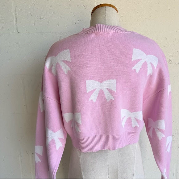 Cropped Crewneck Sweater in Light Pink with White Bow Motif - Picture 2 of 10